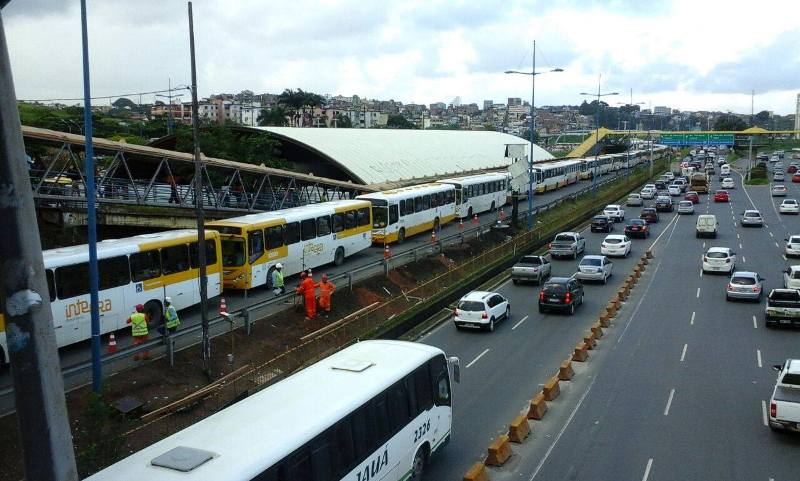 Ônibus param e 300 coletivos complementares são acionados de forma emergencial