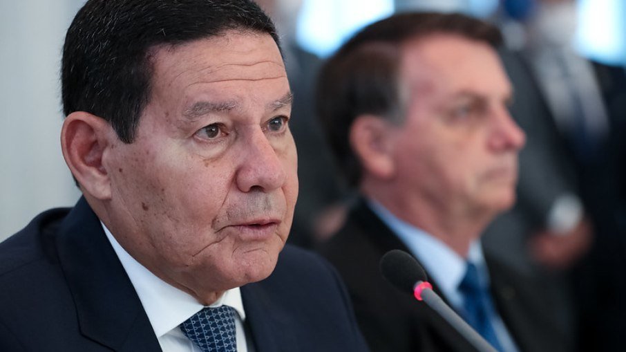 Mourão critica Governo Federal por não incentivar o uso das máscaras; "Foi uma falha nossa aqui do governo"