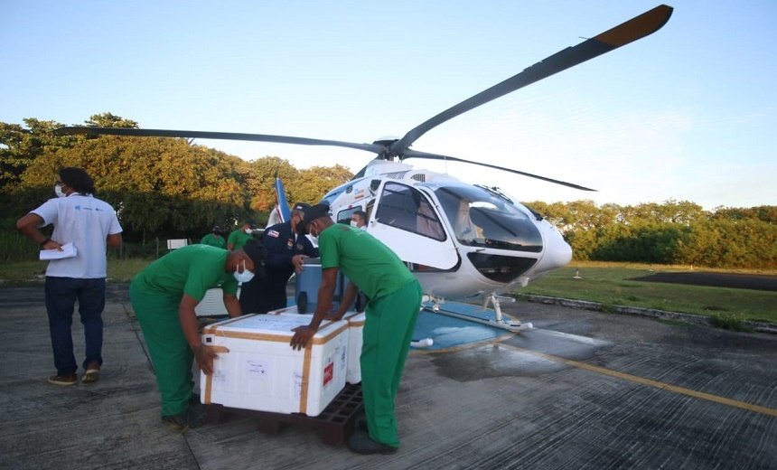 Novo lote de vacina contra a Covid-19 chega à Bahia e é distribuído por aeronaves ao interior nesta quarta