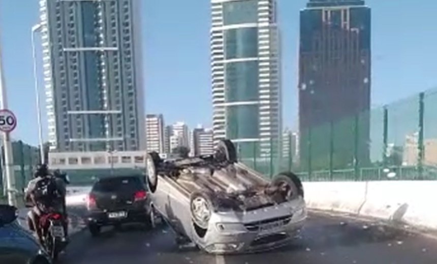 Motorista perde controle da direção e carro capota no viaduto Nelson Dahia; trânsito ficou prejudicado