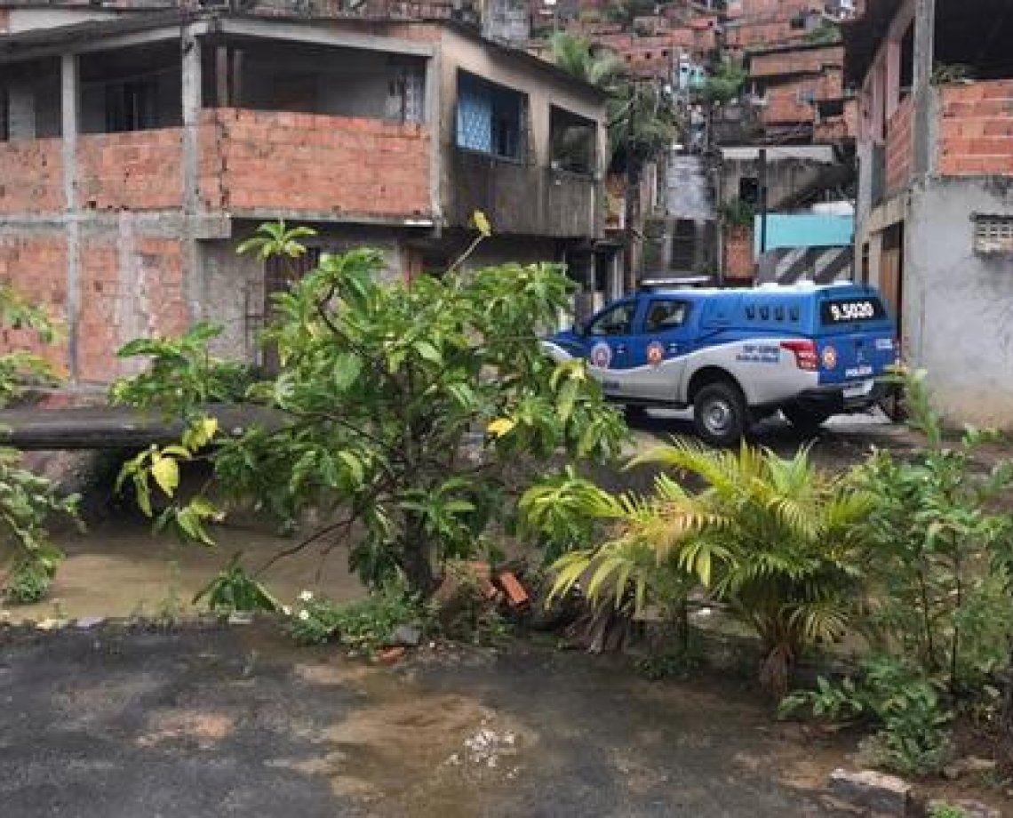 Três homens são executados com diversos tiros dentro de casa em Salvador; tráfico pode ter motivado ação