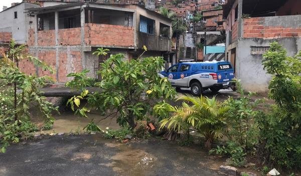 Três homens são executados com diversos tiros dentro de casa em Salvador; tráfico pode ter motivado ação