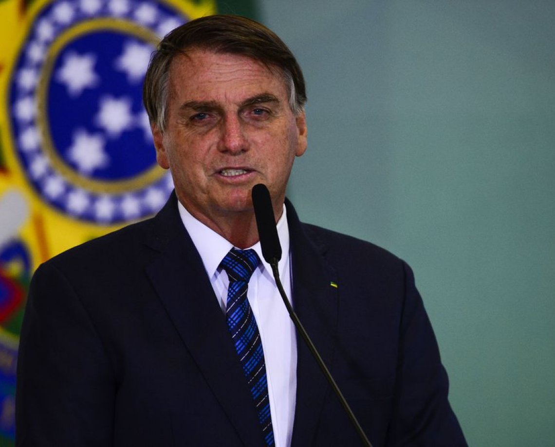 Bolsonaro diz que Brasil "vem dando exemplo" no combate à pandemia; número de mortes chega a 295 mil
