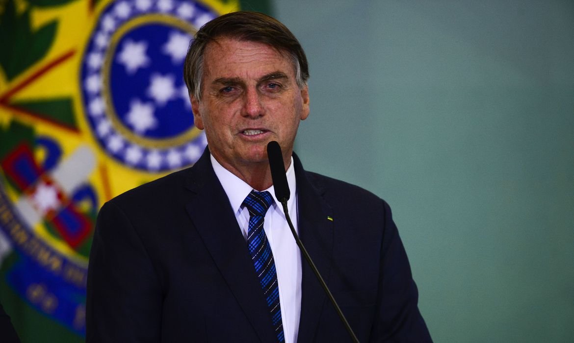 Bolsonaro diz que Brasil "vem dando exemplo" no combate à pandemia; número de mortes chega a 295 mil