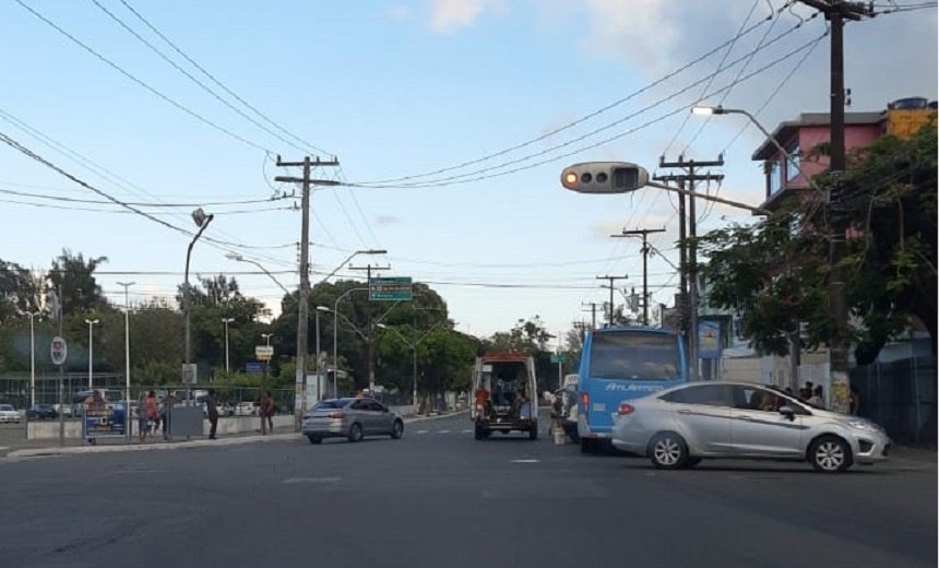 Colisão entre carro e ônibus deixa feridos no Largo de Roma, em Salvador