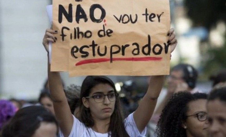 Projeto de Lei que prevê "bolsa estupro" gera protesto na internet; "não é proteção, é violência"