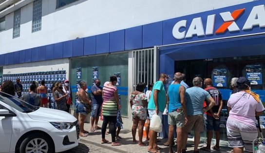 Atendimento em agência bancária gera aglomeração e clientes reclamam em Cajazeiras 10