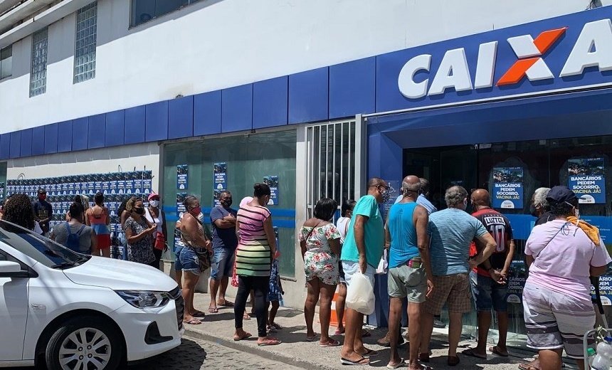 Atendimento em agência bancária gera aglomeração e clientes reclamam em Cajazeiras 10