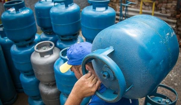 Gás de cozinha será vendido por quase metade do preço nesta sexta durante ação de petroleiros