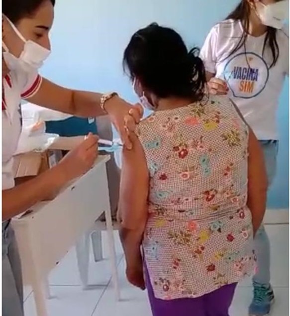 Técnica de enfermagem é flagrada em vídeo fingindo aplicar vacina em idosa na Bahia e acaba afastada