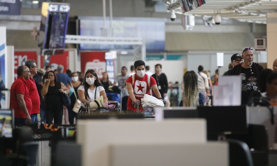 Novas regras para o uso de máscaras em aeroportos e aviões começam a valer nesta quinta-feira