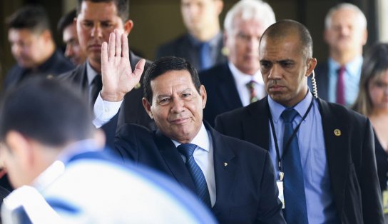 Mourão diz que número de mortes pela Covid-19 "já ultrapassou limite do bom senso"; mais de 300 mil morreram