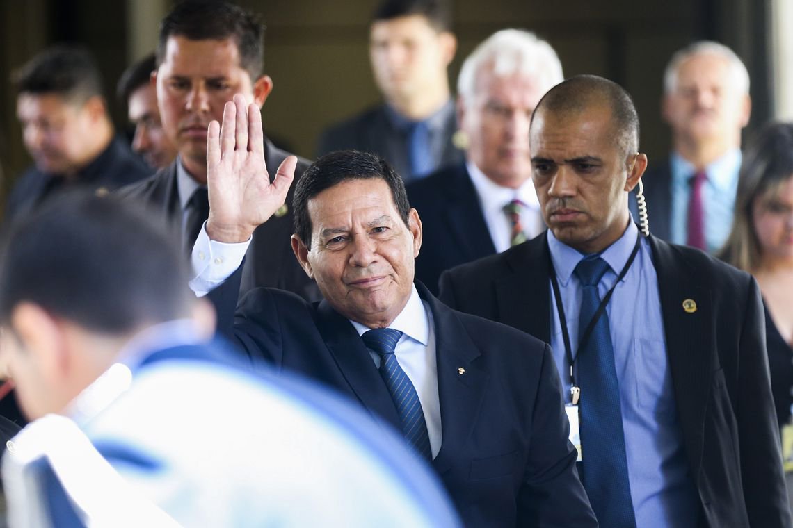 Mourão diz que número de mortes pela Covid-19 "já ultrapassou limite do bom senso"; mais de 300 mil morreram