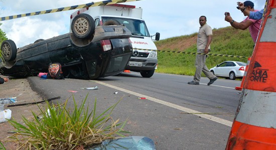 Mulher capota carro e morre na BA-093; filho de cinco anos ficou gravemente ferido