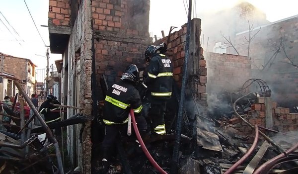 Casa pega fogo em Feira de Santana; imóvel tinha estoque de materiais recicláveis