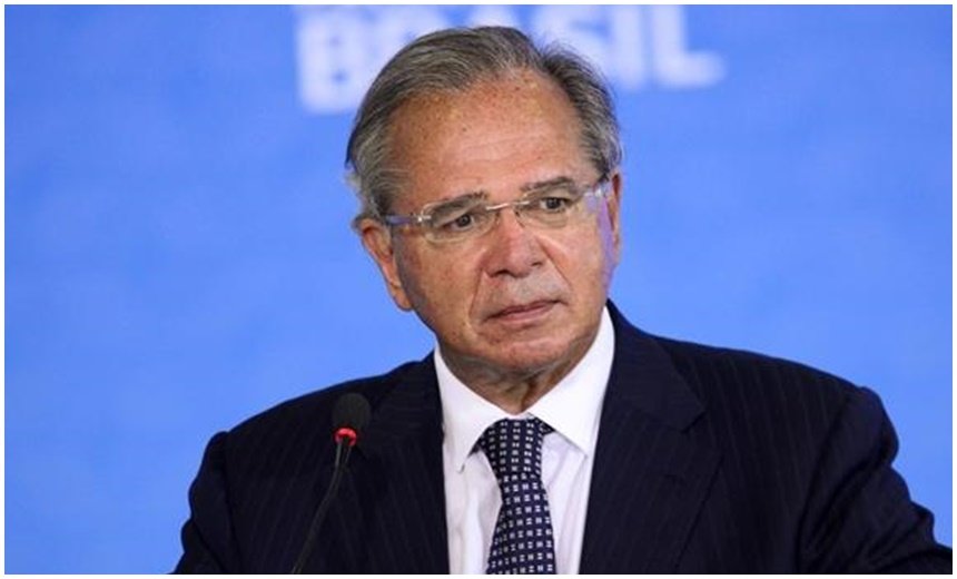 Ministro da Economia Paulo Guedes é vacinado contra a Covid-19, em Brasília