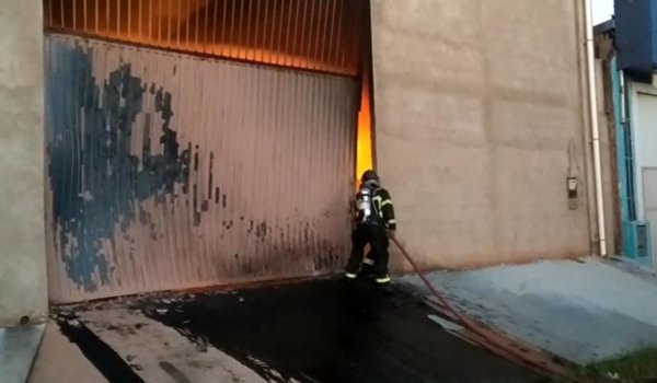 Vídeo: Galpão de óleo pega fogo em Barreiras e mais de 40 mil litros de água são necessários para pagar incêndio