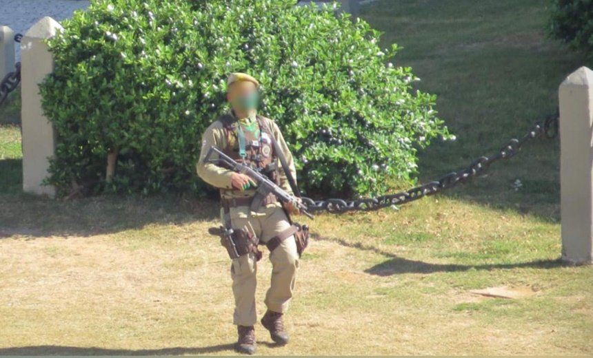 Fardado, homem 'surta' e dá diversos tiros para cima em frente ao Farol da Barra; veja vídeo