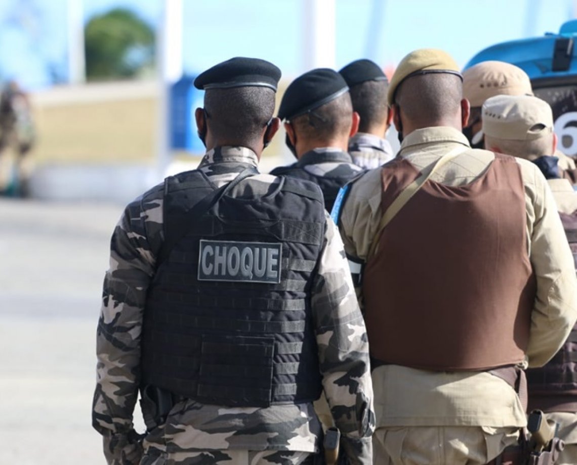 PM 'lamenta ocorrência crítica' envolvendo policial no Farol da Barra; Bope e psicólogo negociam