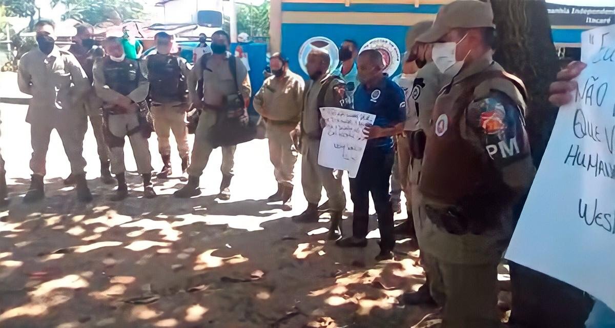 Colegas de PM que surtou fazem homenagens e protestos em Itacaré; "ele queria que o governo olhasse para os policiais"