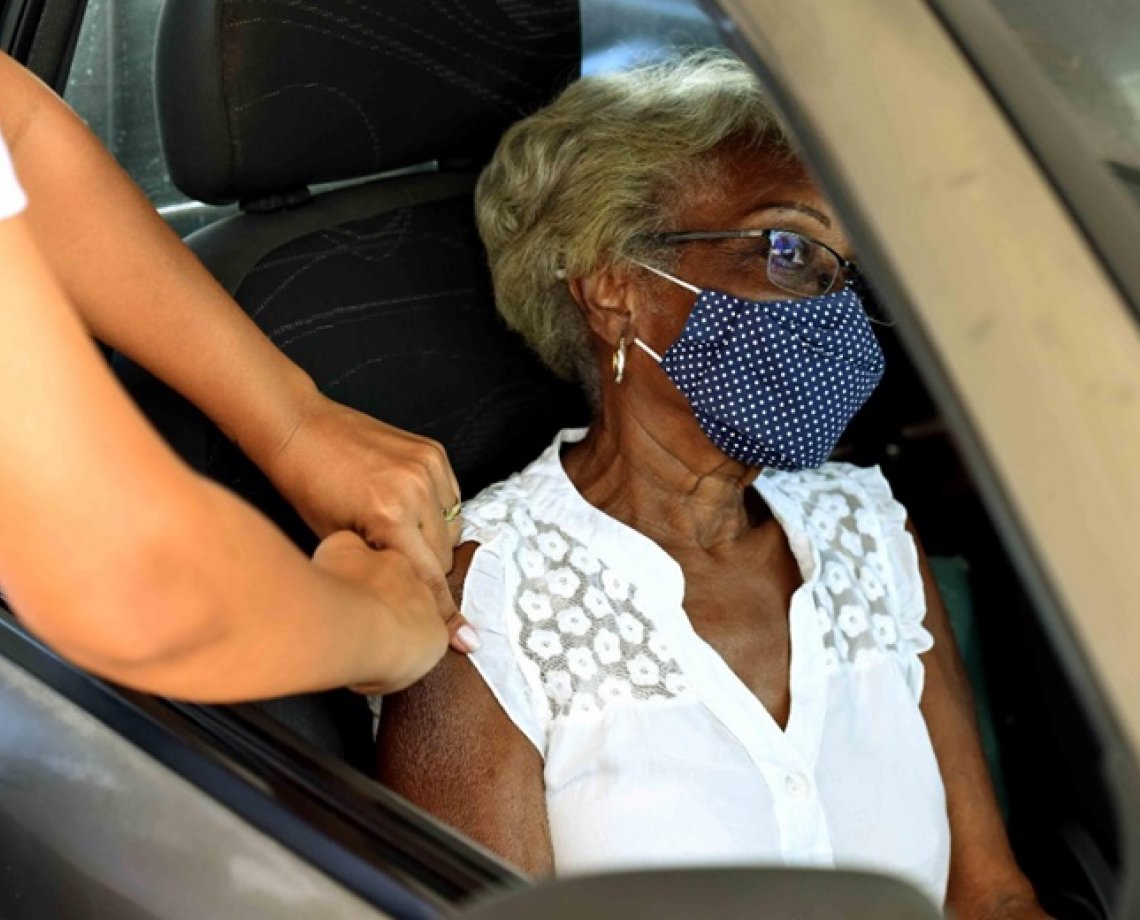 Idosos a partir de 65 anos começam a ser vacinados nesta terça-feira, em Salvador; confira