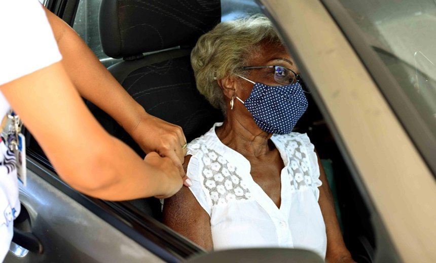 Idosos a partir de 65 anos começam a ser vacinados nesta terça-feira, em Salvador; confira