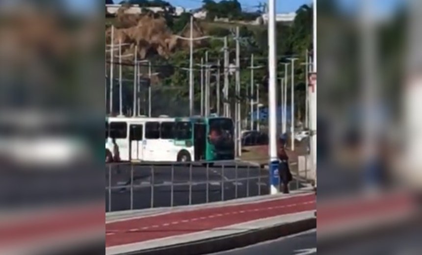 Ônibus é incendiado durante protesto na região das Sete Portas; veja vídeo