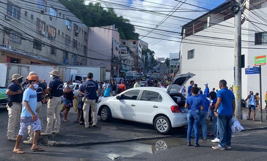 Apesar das medidas de proteção, aglomerações são constantes na compra do peixe em Salvador