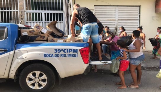 PMs fazem entrega de meia tonelada de peixes a moradores carentes da Baixa Fria