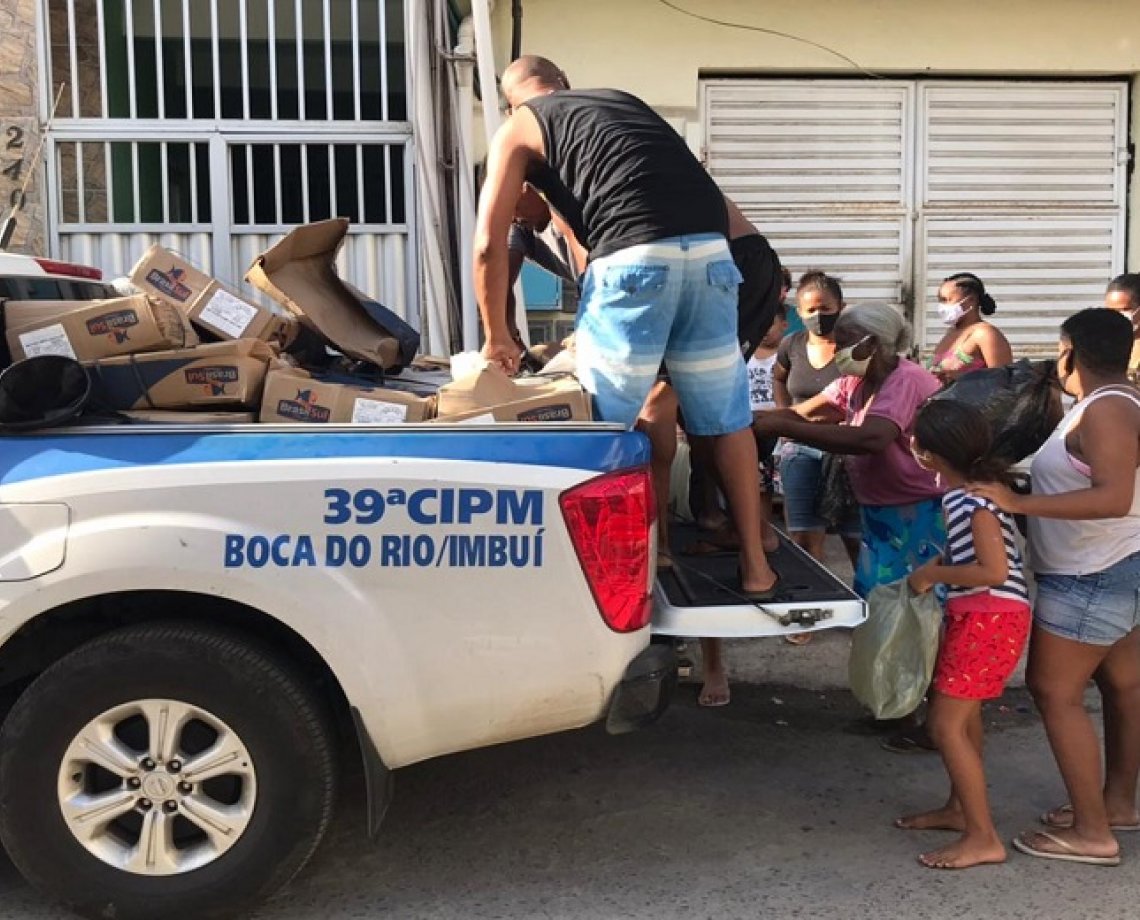 PMs fazem entrega de meia tonelada de peixes a moradores carentes da Baixa Fria