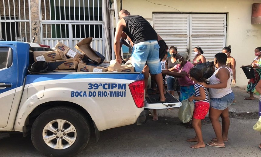 PMs fazem entrega de meia tonelada de peixes a moradores carentes da Baixa Fria