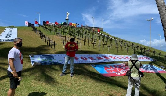 Grupo faz ato simbólico em ponto turístico de Salvador com cruzes que representam os mortos por Covid-19