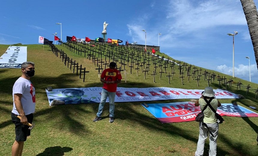 Grupo faz ato simbólico em ponto turístico de Salvador com cruzes que representam os mortos por Covid-19