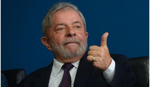 Lula toma a segunda dose da vacina contra Covid-19 e dá recado: "tem que continuar evitando aglomerações"