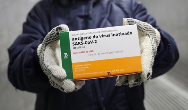 Câmeras de segurança flagram homem arrombando posto de saúde e roubando doses da CoronaVac