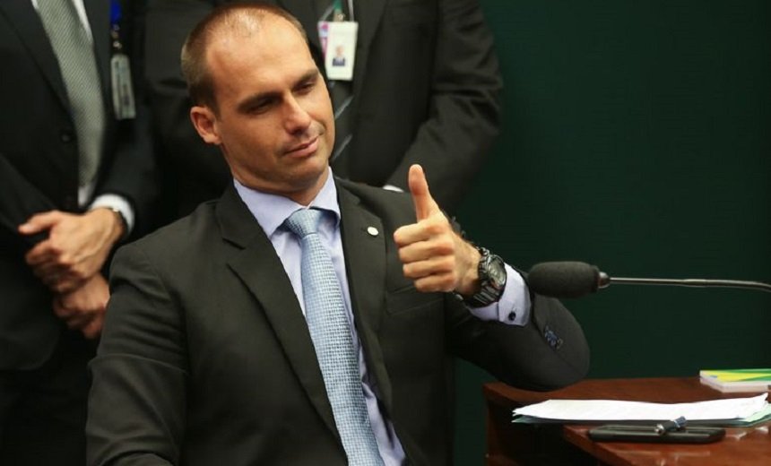 Relator pede arquivamento de processo contra Eduardo Bolsonaro; deputado sugeriu a volta do AI-5