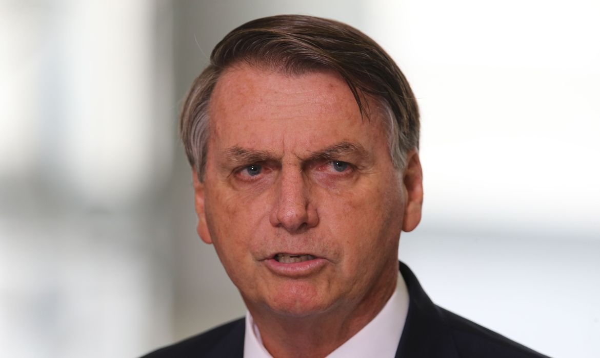 Bolsonaro ignora quatro mil mortes, ironiza título de genocida e critica restrições na pandemia