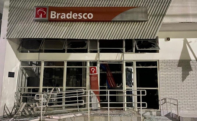 Grupo armado invade agência bancária e explode cofre no interior da Bahia