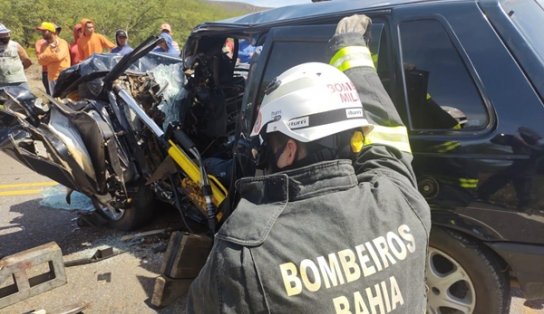 Motorista morre após ficar preso às ferragens em acidente no interior da Bahia