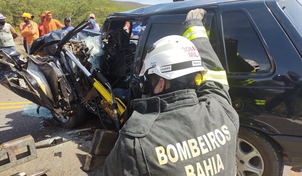 Motorista morre após ficar preso às ferragens em acidente no interior da Bahia