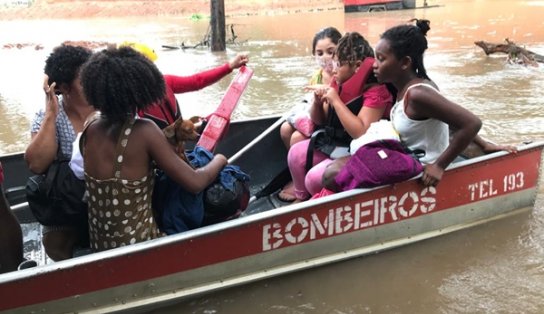 Bombeiros resgatam 20 pessoas que ficaram ilhadas no Bairro da Paz após chuvas