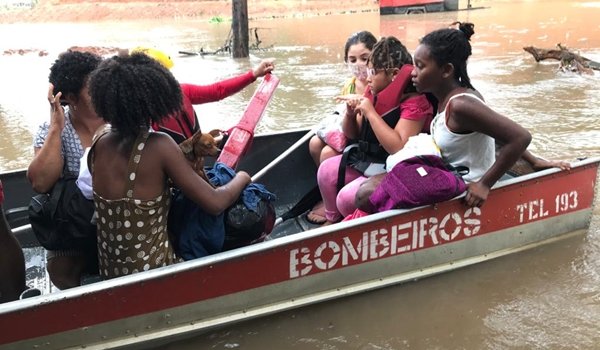 Bombeiros resgatam 20 pessoas que ficaram ilhadas no Bairro da Paz após chuvas