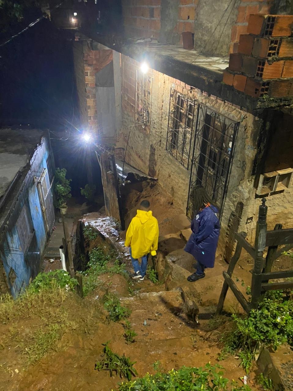 Sirene acionada, imóveis inundados e desabamento de muro são consequências da chuva em Salvador; confira