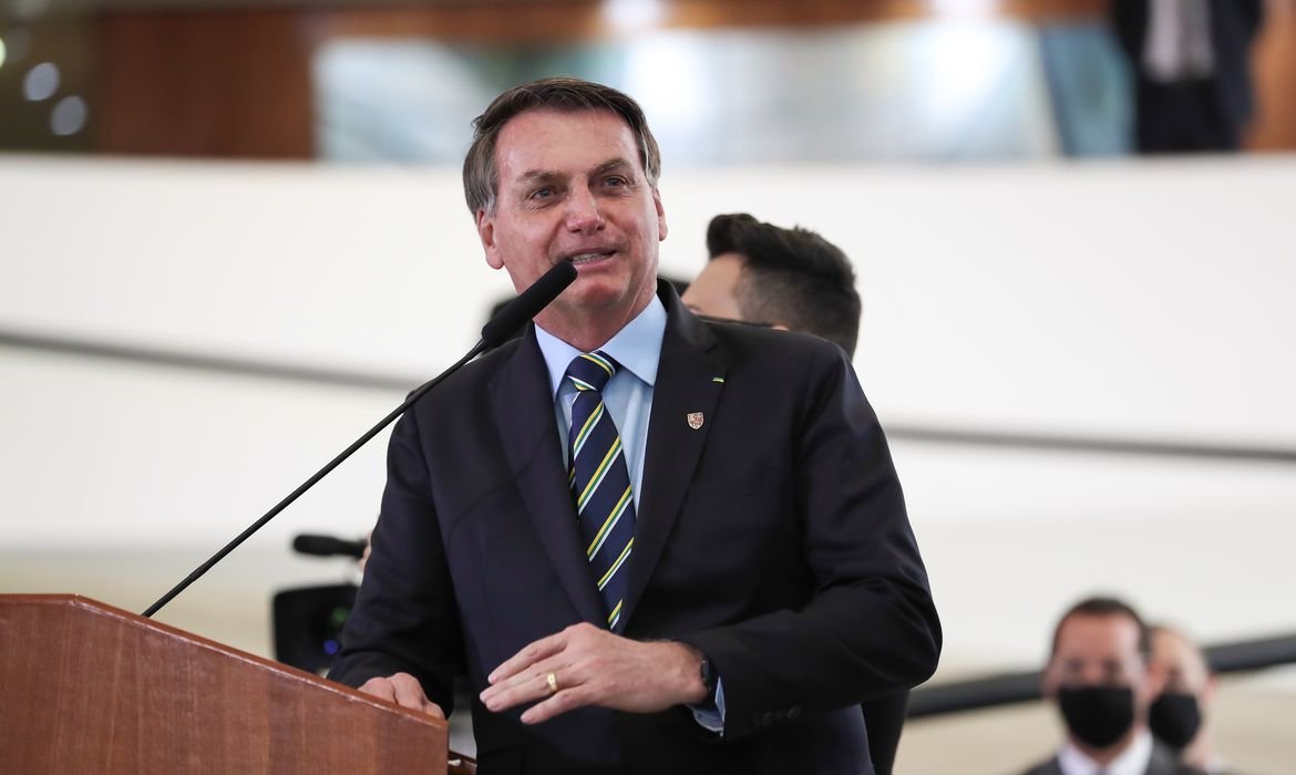 Bolsonaro ataca Barroso por CPI sobre pandemia; "falta-lhe coragem moral"