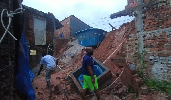 Parte de casa desaba e atinge outro imóvel na Lagoa da Paixão; não há registro de feridos