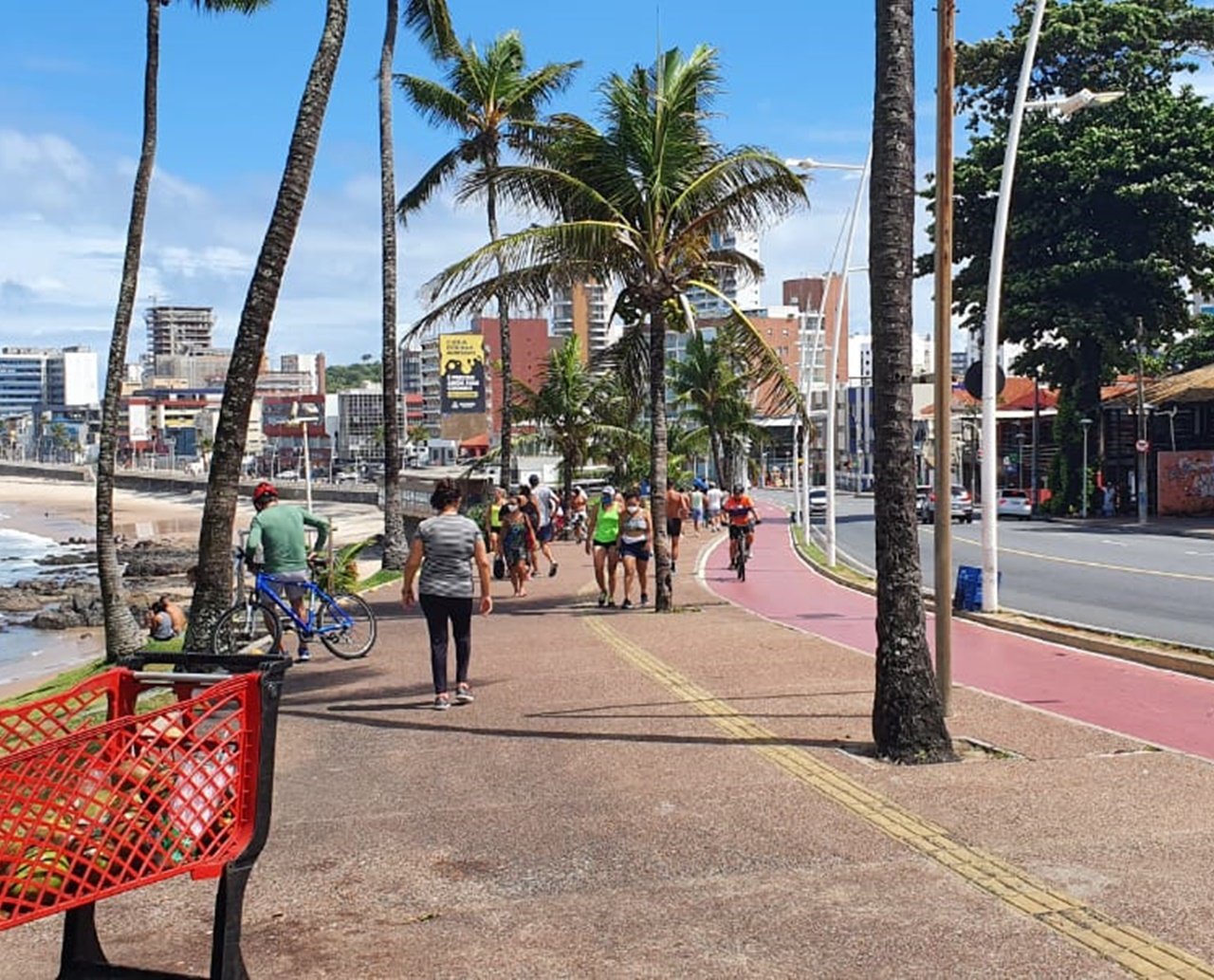 Agora: dia de sol movimenta o calçadão da Barra, em Salvador; acompanhe 