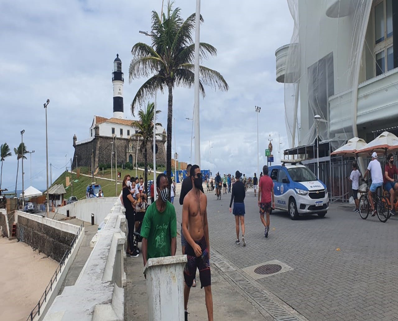 Flagrante: banhistas descumprem decretos e vão à praia da Barra, em Salvador