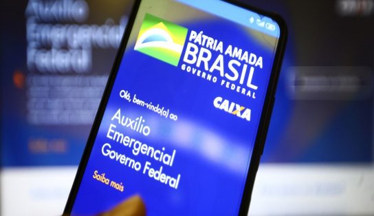 Pessoas que receberam auxílio emergencial terão cobrança do governo pelo celular 