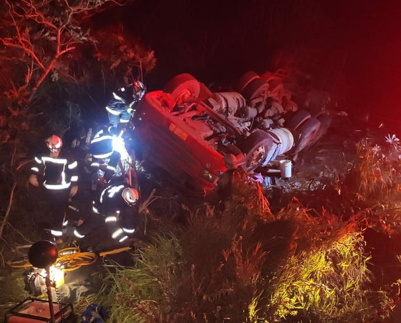 Motorista fica preso em ferragens de carreta após veículo tombar em São Desidério