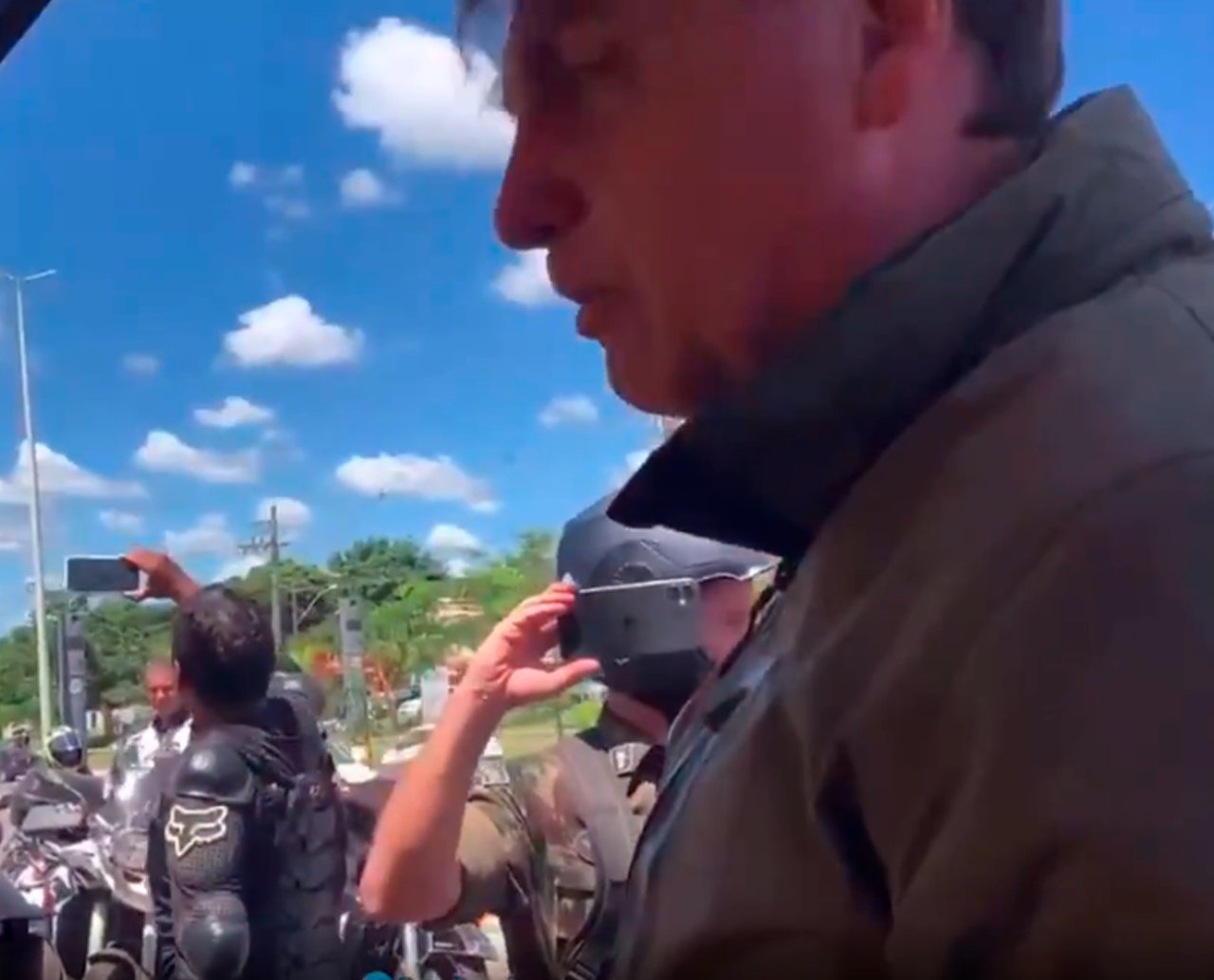 Vídeo: sem máscara, Bolsonaro é barrado em tenda de venda de frango; assista